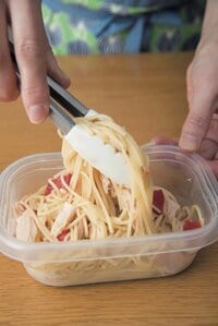 スパゲティに具材を混ぜる