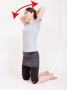 ひじを左右交互にゆっくりと引っぱる