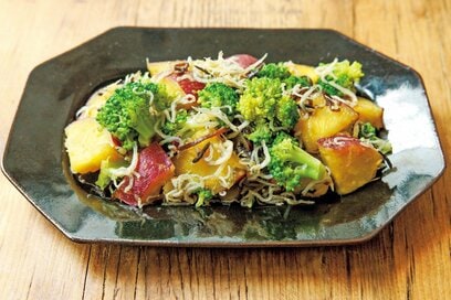 笠原将弘さんの「サツマイモとブロッコリーのじゃこサラダ」レシピ。甘じょっぱさがクセになる！