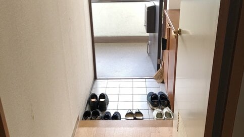 6人家族で使う小さな玄関。傘やマスクを置いてもすっきりしている理由