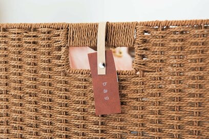 おしゃれなタグをハギレや紙袋の持ち手でつくる！カゴや布ボックスのラベル収納に！