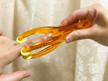「指」の疲れは専用”コロコロ”で取る。絶妙な刺激が気持ちいい