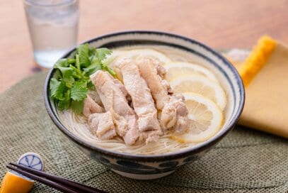 そうめんに飽きたらつくってみて。簡単さっぱり「レモンチキンフォー風そうめん」