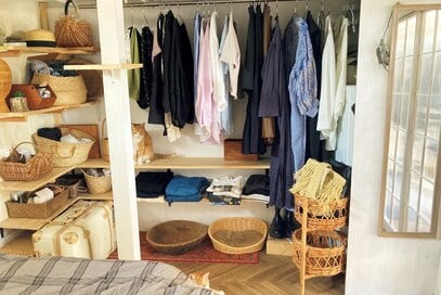 押し入れがおしゃれなオープン収納に。カゴを活用すれば、たたまなくてサマになる