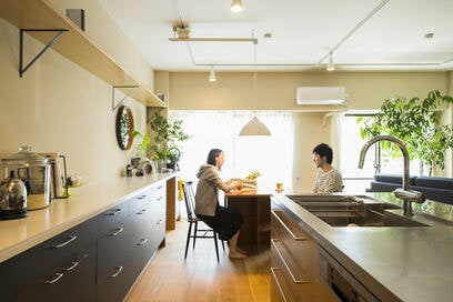 【マンションリノベ事例】居場所がたくさんあるLDKでは、イケアの多機能な壁面収納が大活躍