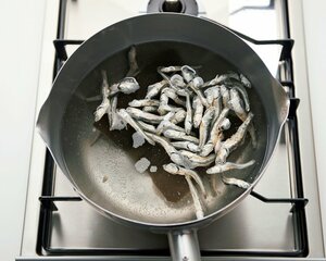 (2)(1)を弱火にかけて、ふつふつと泡が出てきたら昆布を取り出す