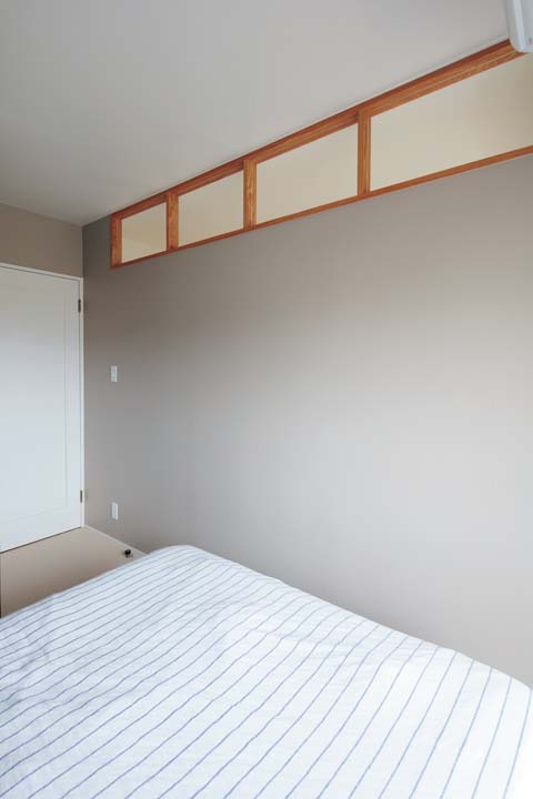 室内窓のある寝室