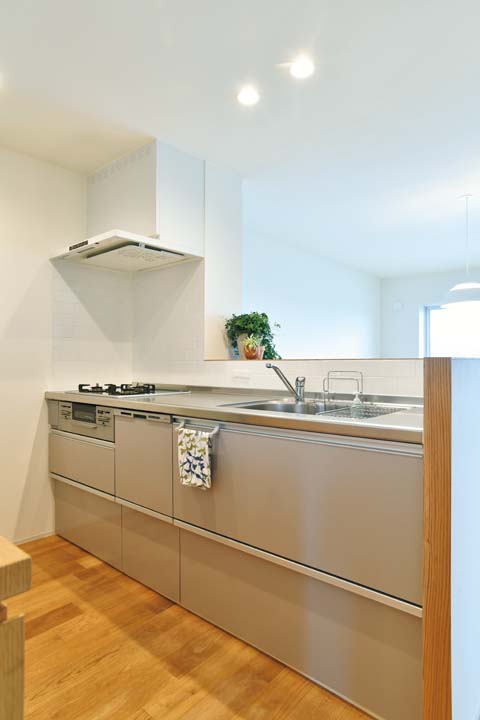 垂れ壁や吊り戸棚を撤去したオープンなキッチン