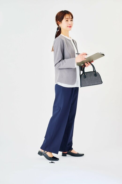 メモをとる女性