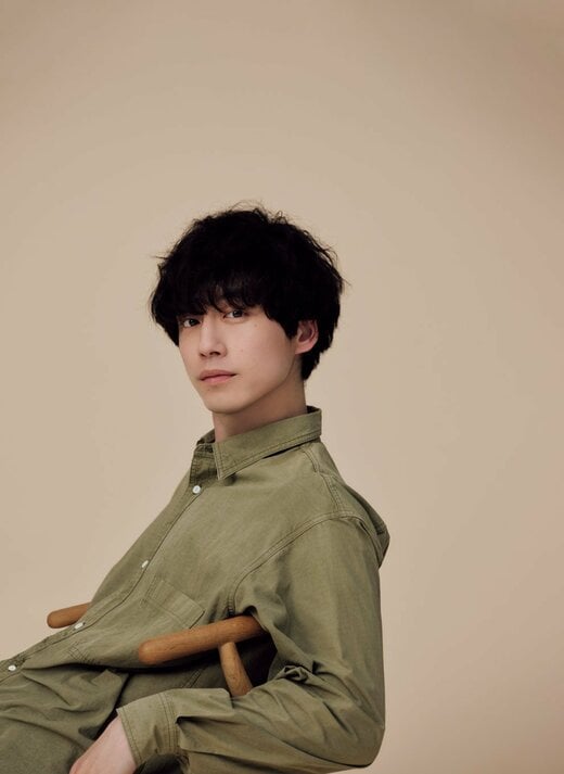 椅子にもたれかかる坂口さん