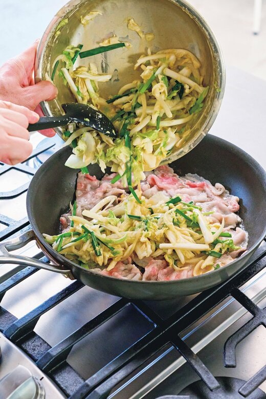 豚肉の上に生地を流し入れる