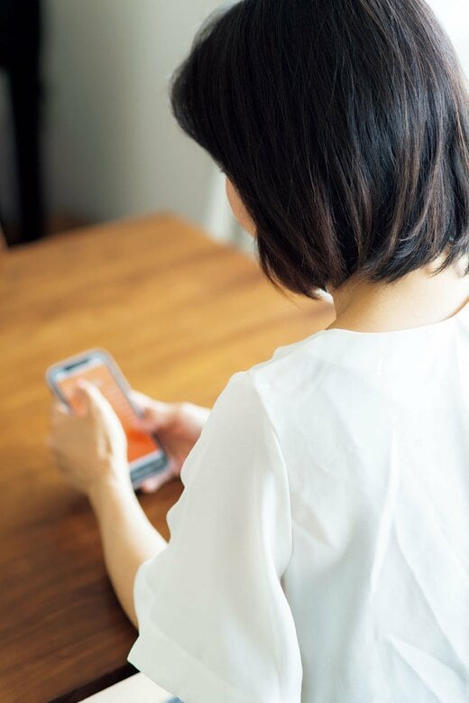 スマホを見る画像