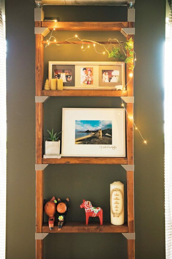 飾り棚につっぱり棒を設置しライトを巻きつけた様子