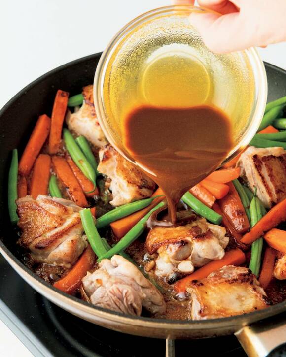 和の黄金比ダレとカレー粉を合わせて加える