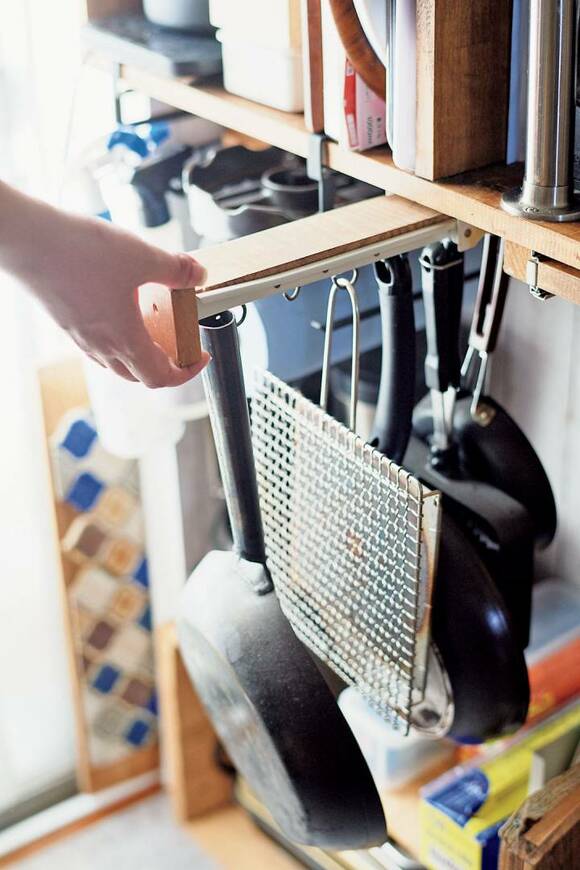 調理道具をつるすレールにフライパンなど