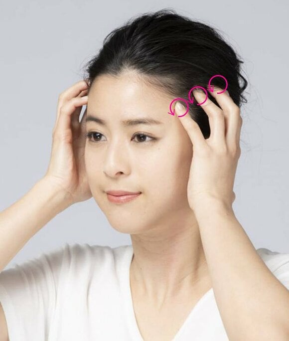 マッサージで側頭筋をほぐす