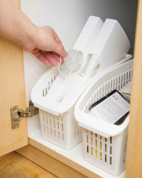 シンク下のストッカーにゴミ処理に使う袋類を収納した様子