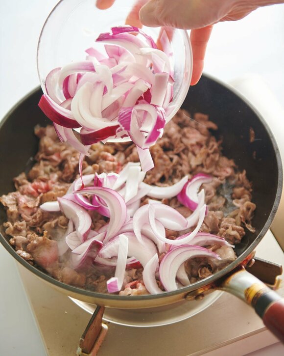 フライパンに紫タマネギ