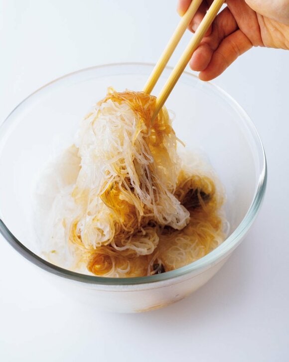 しらたきと調味料を混ぜる