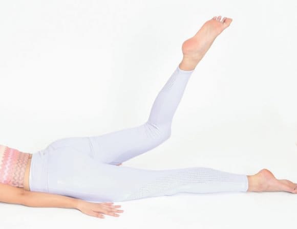 膝をまげて片足あげる