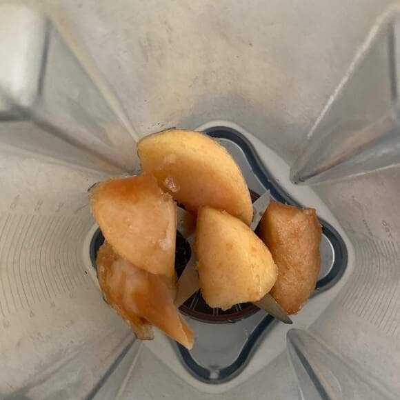 凍らせた桃をミキサーに入れた様子