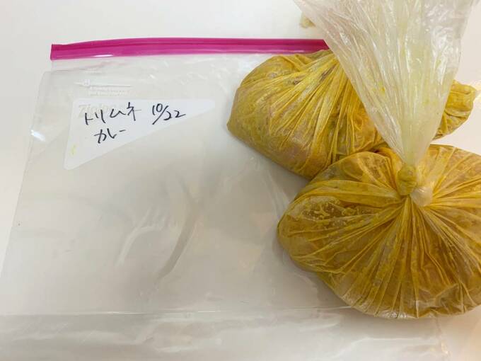 半分に分け、あえて調理に使ったポリ袋のまま冷凍します