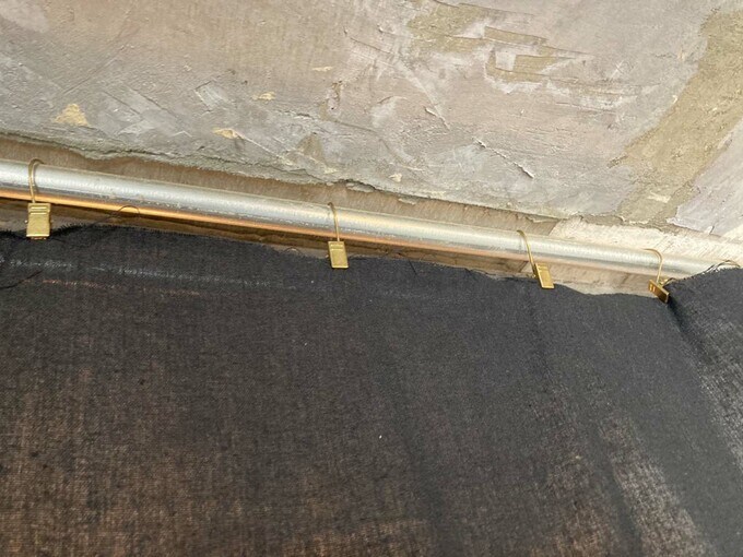 廊下の電線管にカーテン取りつけ