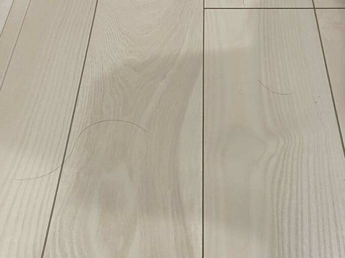 白くて汚れが目立つ床