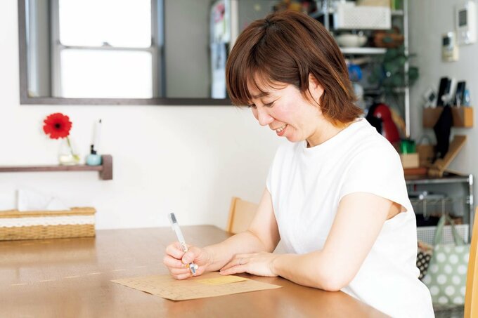 テーブルでメモ女性