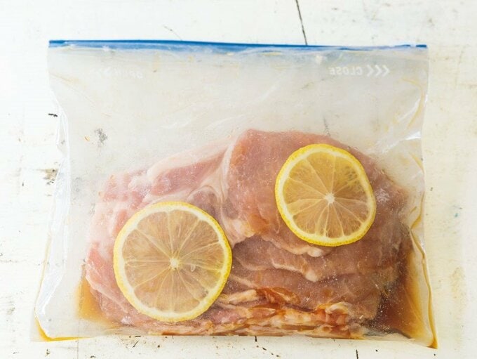 袋にレモンとお肉