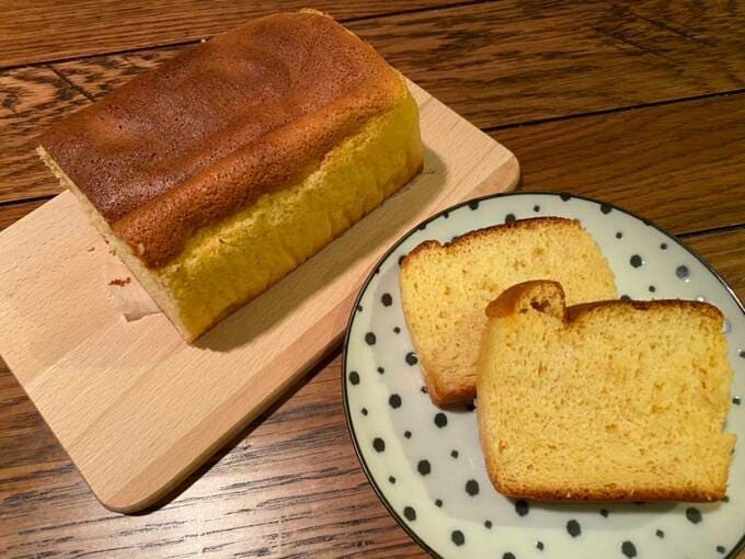 お皿にのったカステラ