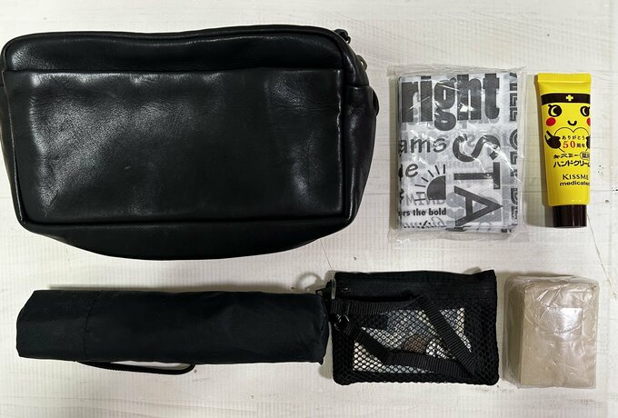 黒バッグ、ハンドクリーム、ビニール袋、折り畳み傘、メッシュポーチ、ティッシュ