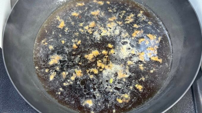 フライパンにタレを入れて煮立たせる