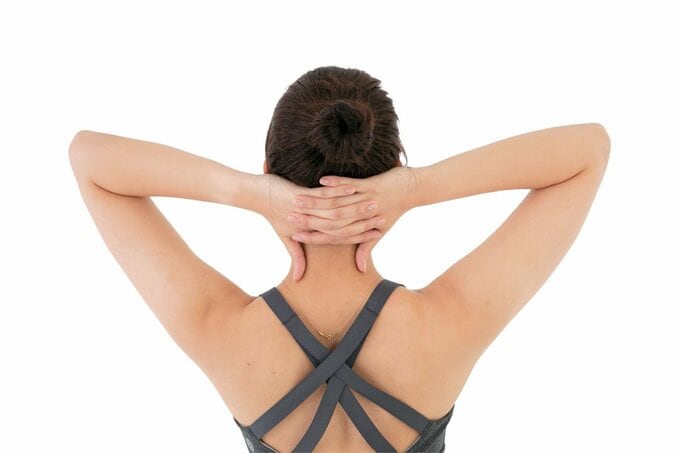 頭の後ろで組むアップ