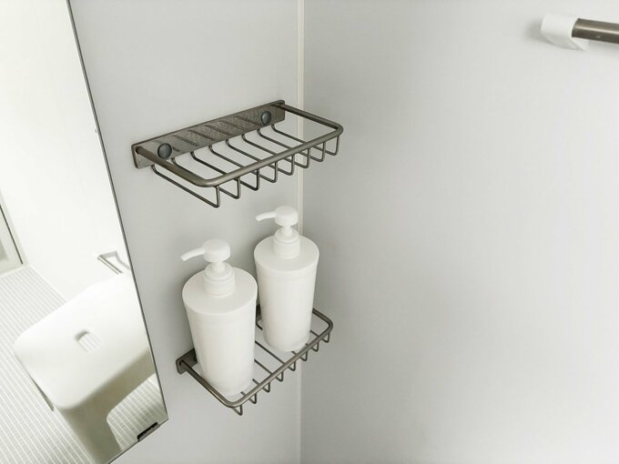 浴室のワイヤーシェルフ