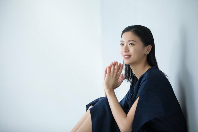 座っている榮倉さん