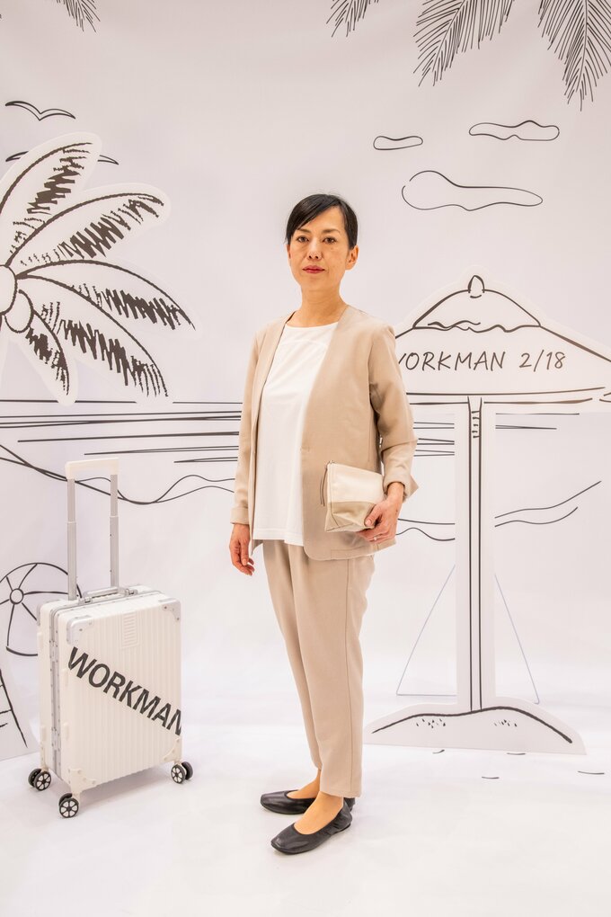 今回のコーデ4点を着こなすモデルの画像。