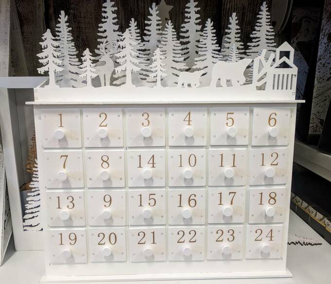 24の小箱がはめ込まれており、そこにチョコレートや小物を入れるタイプ