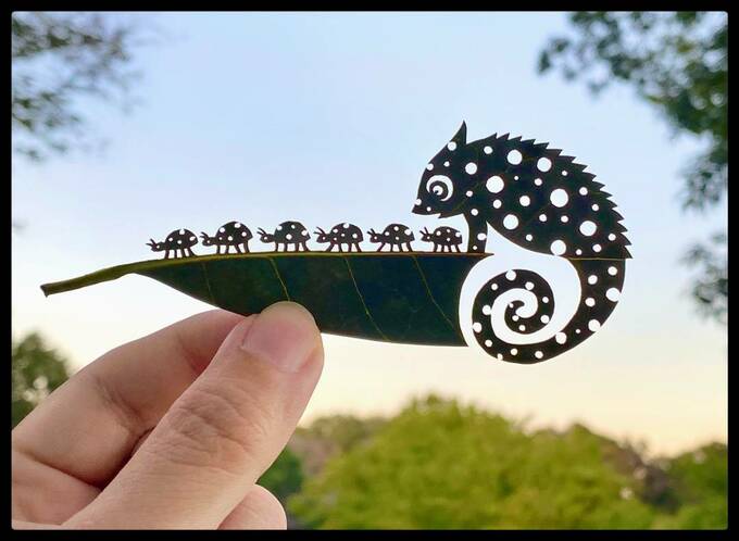 葉っぱ切り絵カメレオン