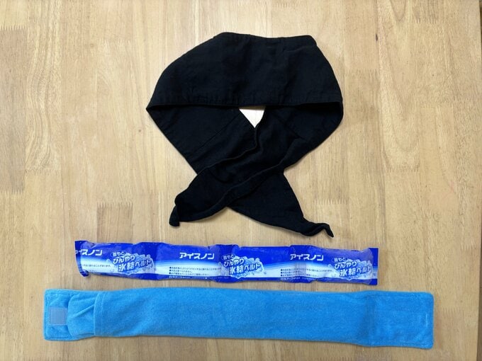 無印良品のポケット付きスカーフと、白元アースのアイスノン 首もとひんやり氷結ベルト