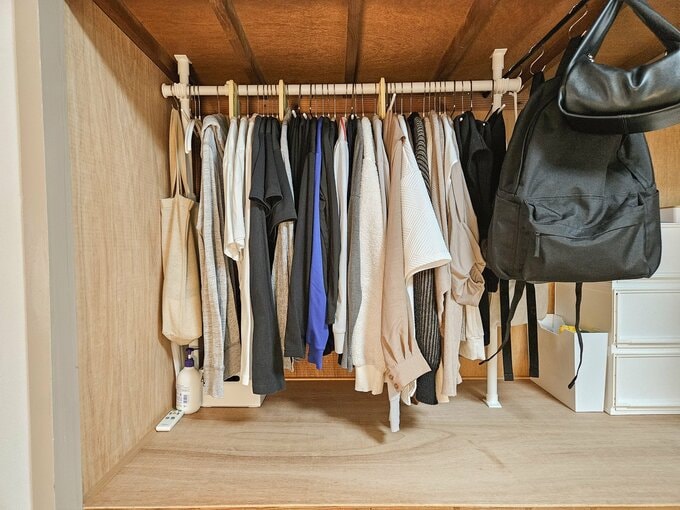 つっぱり棒に服をかける