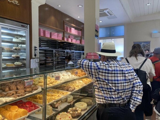 カフェに並ぶ人