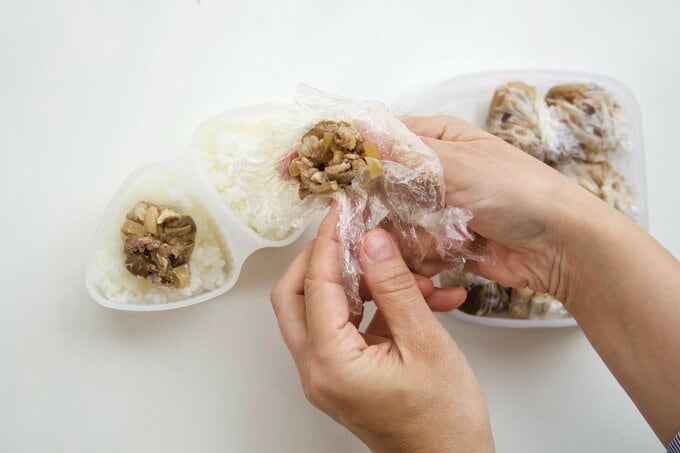 残った肉おかずをキャンディのように包んで冷凍すると便利