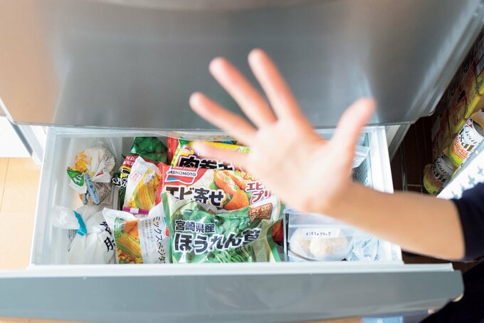 冷凍庫に冷凍食品が入っている様子