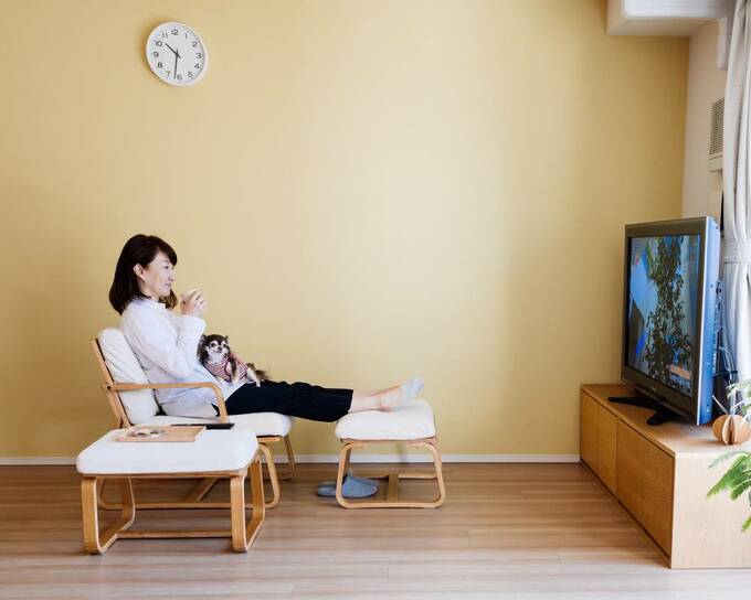 テレビ前に女性と犬