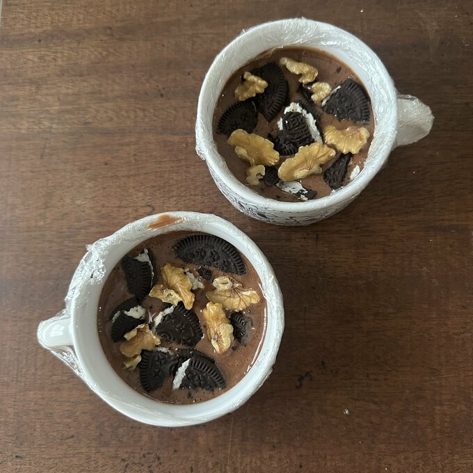 マグカップに等分に流し入れ、手で割ったクッキーとくるみを散らす。