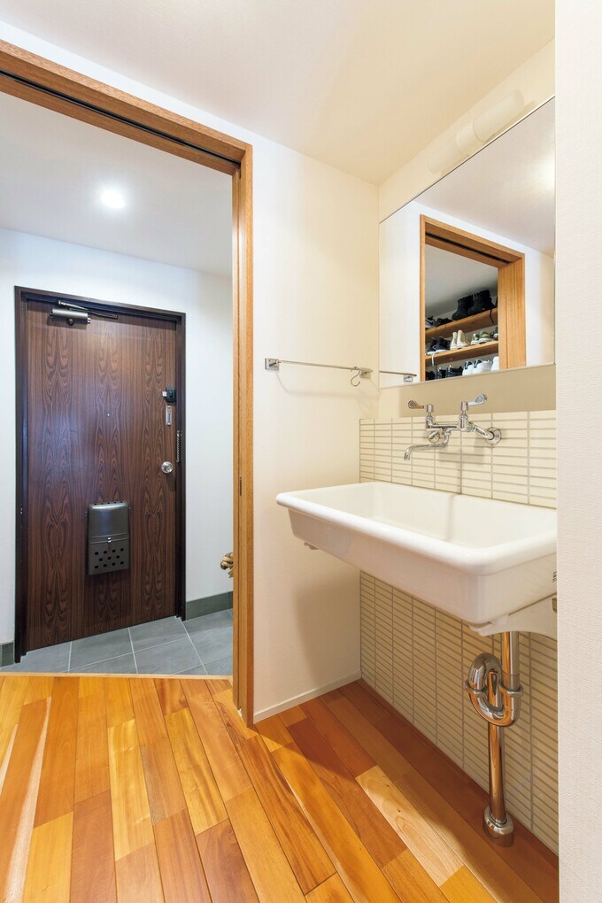 洗面は、玄関を入ってすぐの位置に