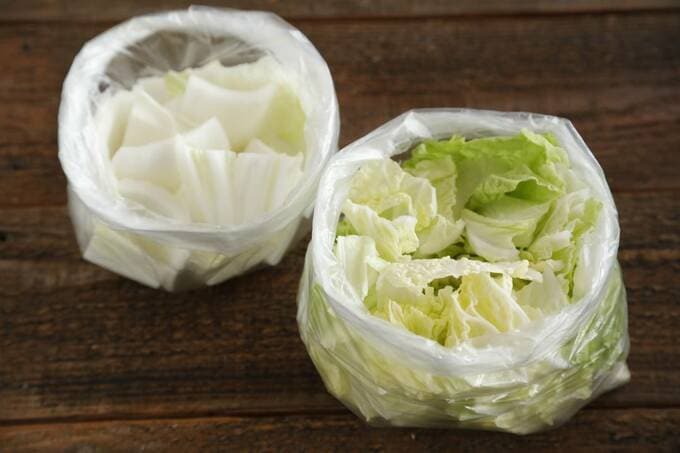 袋に入っているざく切りの白菜
