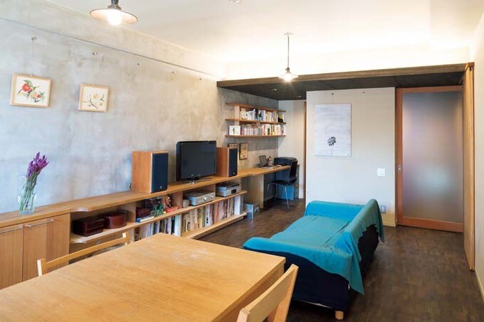 出入り口付近の天井を下げ、書斎も設けたLDK