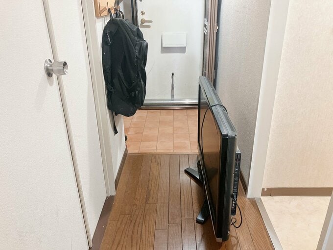 テレビを玄関から運び出すときの画像